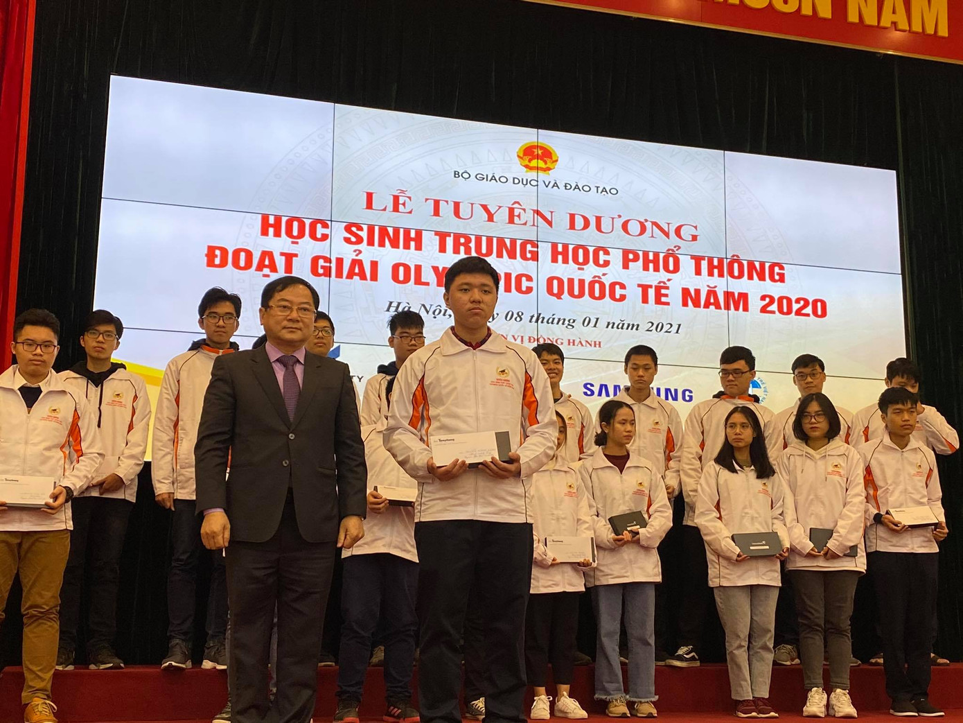 Học sinh giành Huy chương Olympic quốc tế nhận 'mưa giải thưởng' ảnh 2