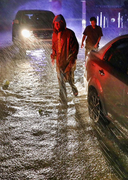 Bão giật cấp 12 đổ bộ Quảng Ngãi - Phú Yên, 48 người trên 4 tàu vận tải trôi neo ảnh 4