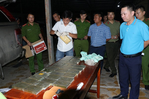 Bắt 2 đối tượng chở 30 bánh heroin, 6.000 viên ma túy tổng hợp ảnh 2