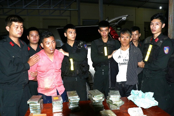 Bắt 2 đối tượng chở 30 bánh heroin, 6.000 viên ma túy tổng hợp ảnh 1