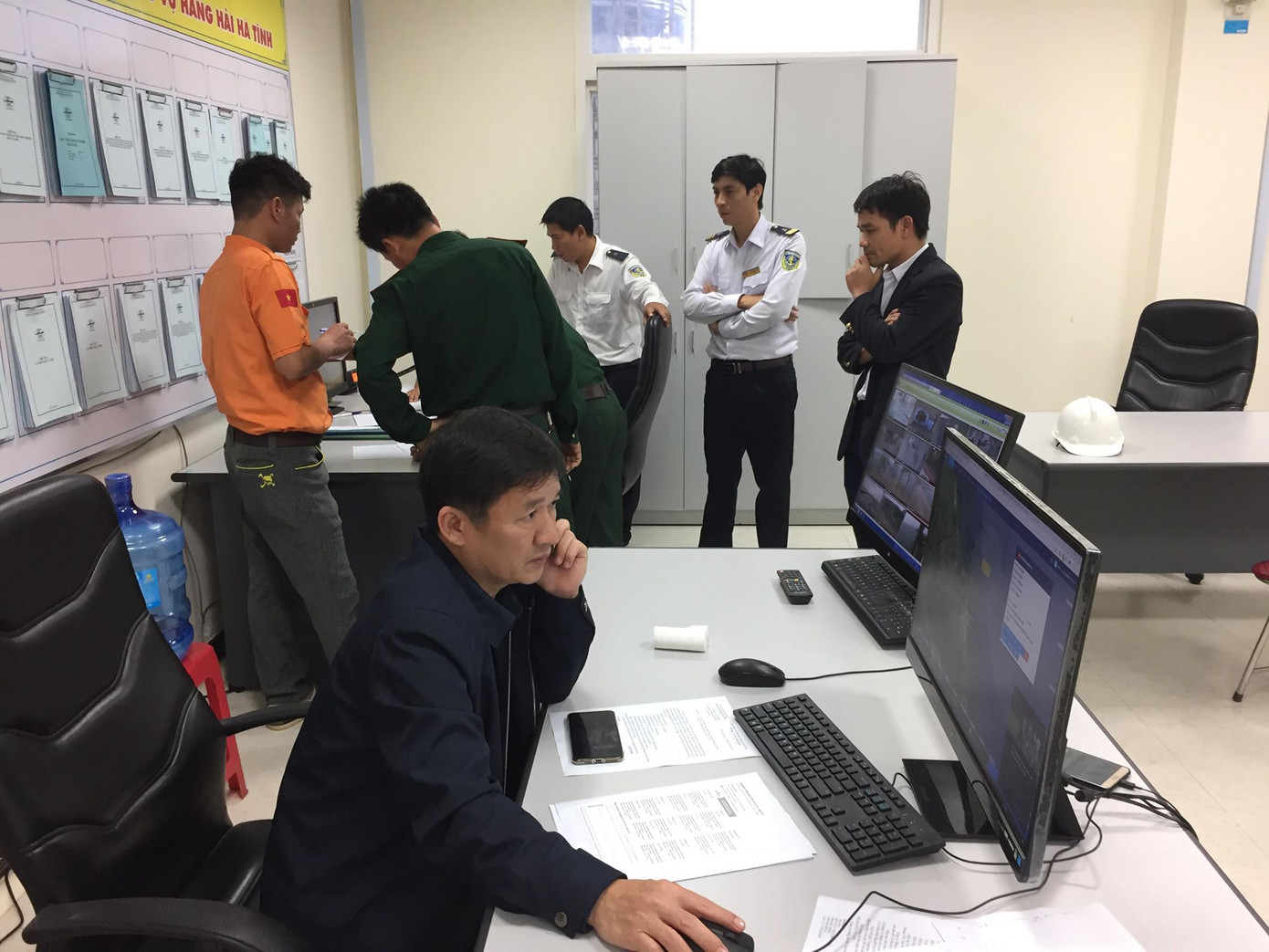 Chìm tàu ở Hà Tĩnh: Nỗ lực tìm kiếm 10 nạn nhân mất tích ảnh 3