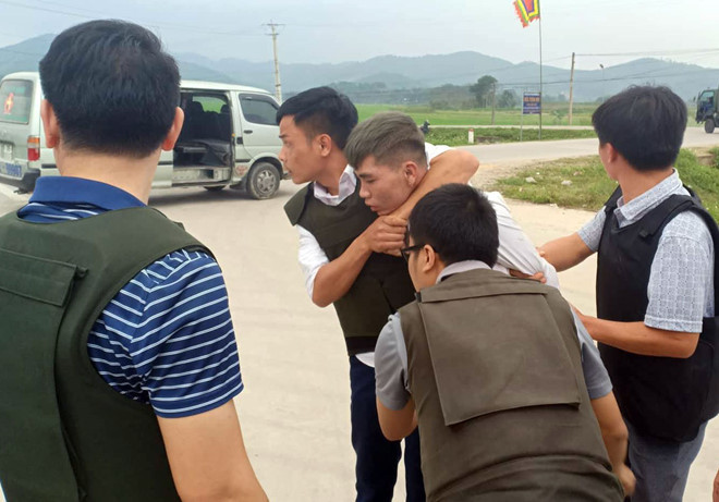 Bắt thêm ba nghi phạm vụ ôm súng, lựu đạn cố thủ trong ô tô ảnh 9