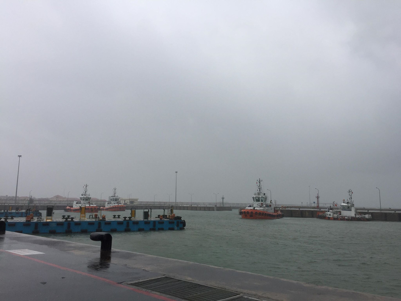 Chìm tàu ở Hà Tĩnh: Nỗ lực tìm kiếm 10 nạn nhân mất tích ảnh 1