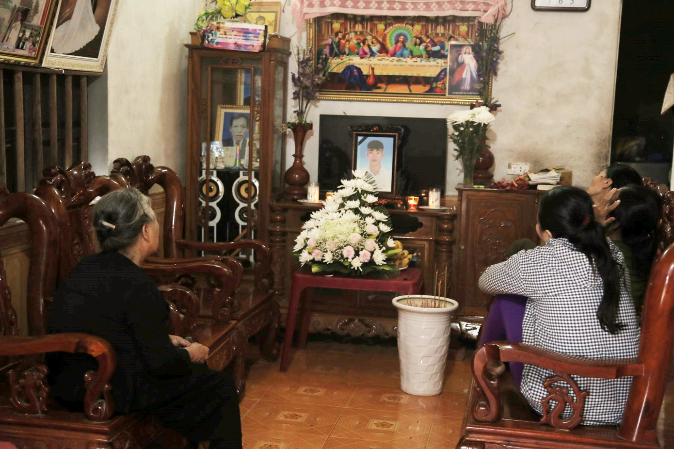 Nhiều gia đình hoang mang khi người thân mất liên lạc tại Anh ảnh 3