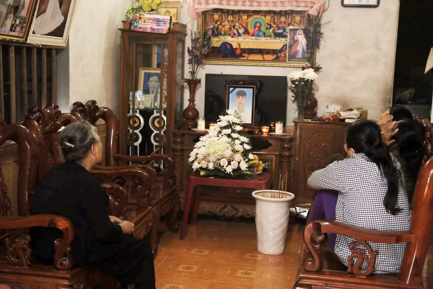 Nhiều gia đình hoang mang khi người thân mất liên lạc tại Anh ảnh 3