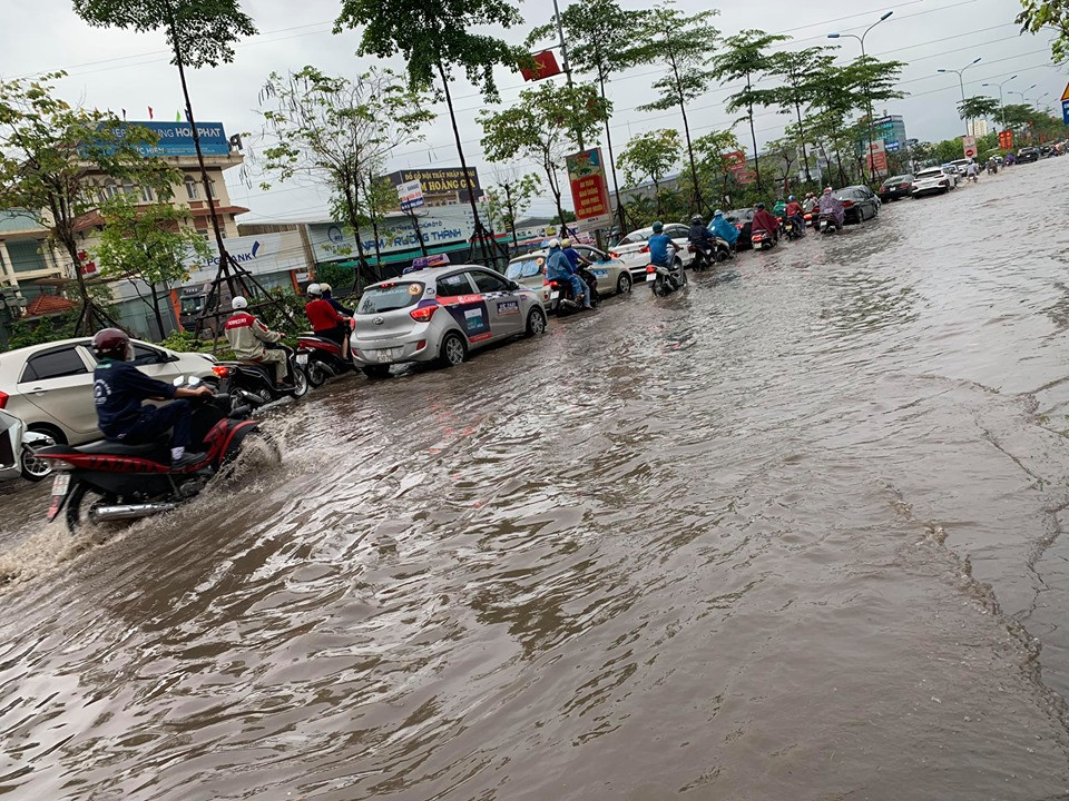 Cảnh tắc đường kinh hoàng, ngập úng ở Hà Nội vào giờ cao điểm sau trận mưa lớn ảnh 16