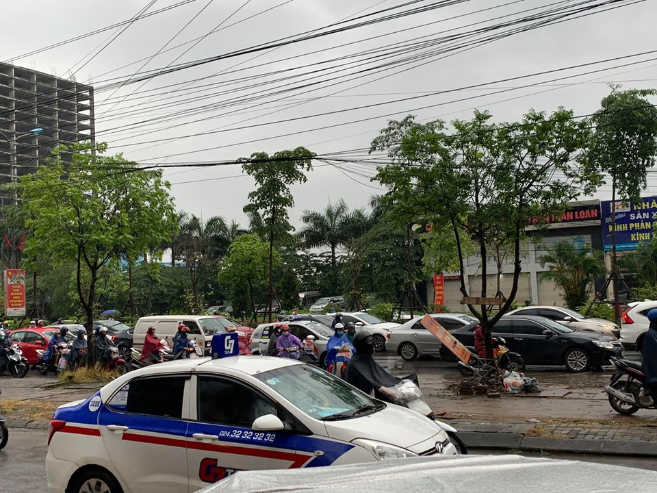 Cảnh tắc đường kinh hoàng, ngập úng ở Hà Nội vào giờ cao điểm sau trận mưa lớn ảnh 19