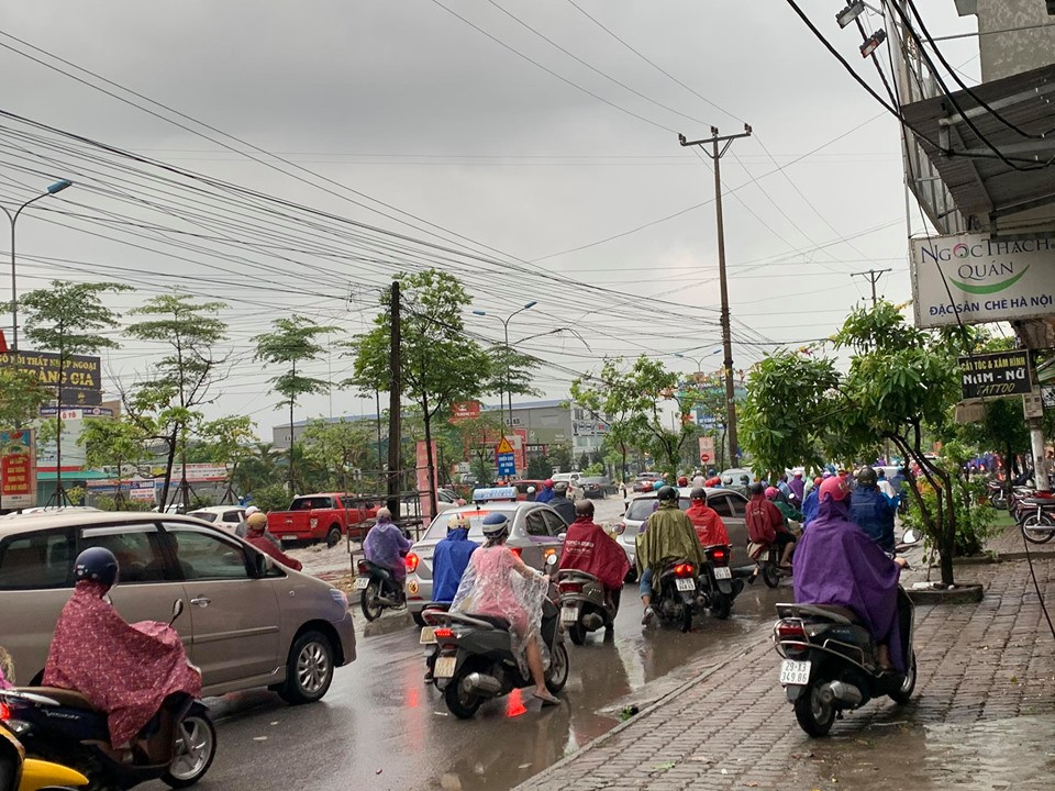 Cảnh tắc đường kinh hoàng, ngập úng ở Hà Nội vào giờ cao điểm sau trận mưa lớn ảnh 20