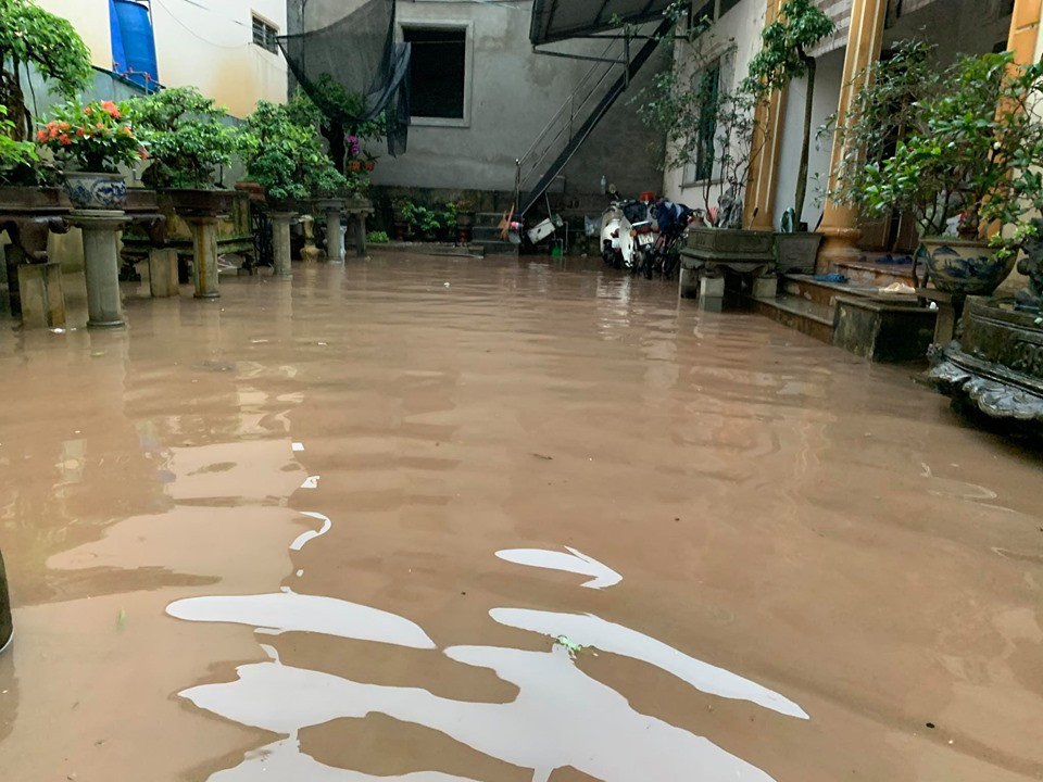 Cảnh tắc đường kinh hoàng, ngập úng ở Hà Nội vào giờ cao điểm sau trận mưa lớn ảnh 15