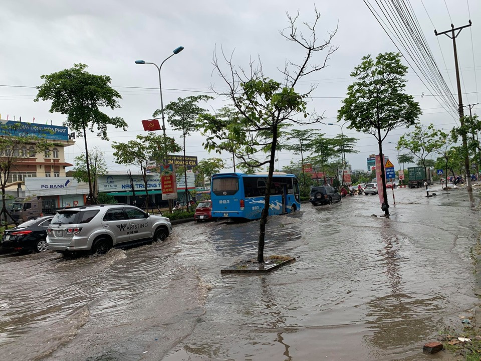 Cảnh tắc đường kinh hoàng, ngập úng ở Hà Nội vào giờ cao điểm sau trận mưa lớn ảnh 21