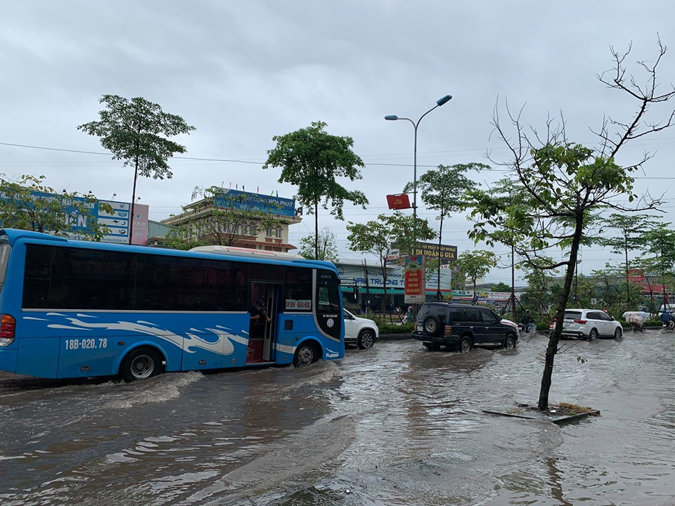 Cảnh tắc đường kinh hoàng, ngập úng ở Hà Nội vào giờ cao điểm sau trận mưa lớn ảnh 18
