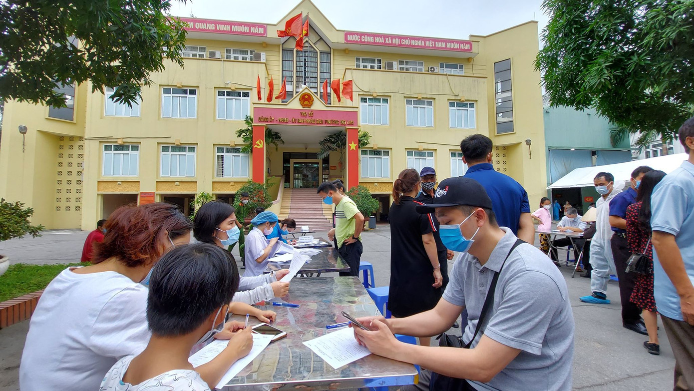 Người dân Hà Nội ùn ùn đi xét nghiệm COVID-19 ảnh 2