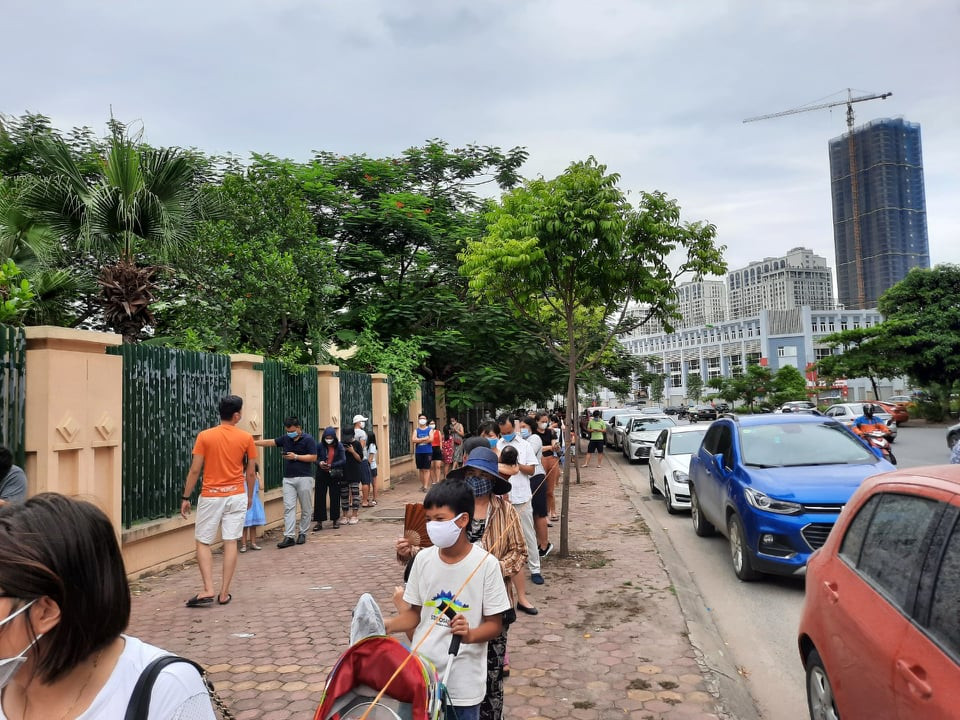 Người dân Hà Nội ùn ùn đi xét nghiệm COVID-19 ảnh 1