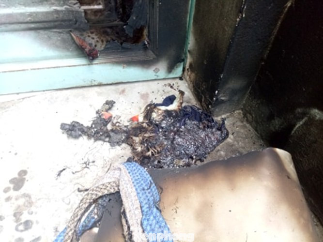 Một phụ nữ bị đánh nhập viện, nhà bị tưới xăng đốt ảnh 1