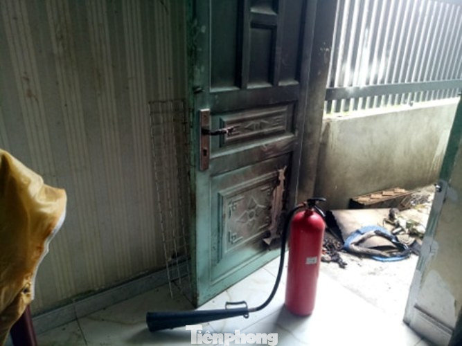 Một phụ nữ bị đánh nhập viện, nhà bị tưới xăng đốt ảnh 2