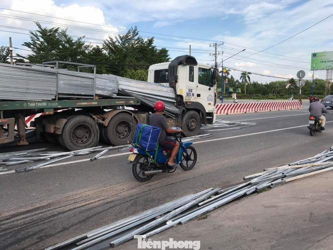 Hàng nghìn thanh sắt lao xuống đường quốc lộ, nhiều người thoát nạn ảnh 4
