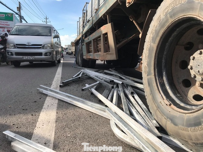 Hàng nghìn thanh sắt lao xuống đường quốc lộ, nhiều người thoát nạn ảnh 3