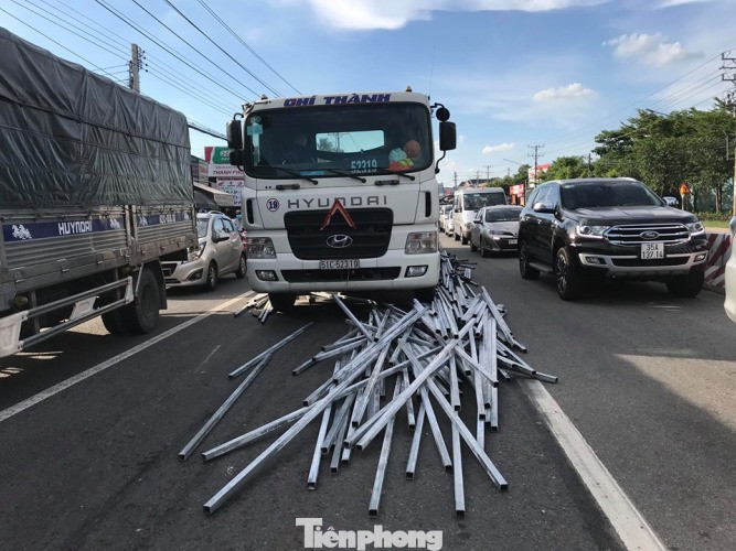 Hàng nghìn thanh sắt lao xuống đường quốc lộ, nhiều người thoát nạn ảnh 2