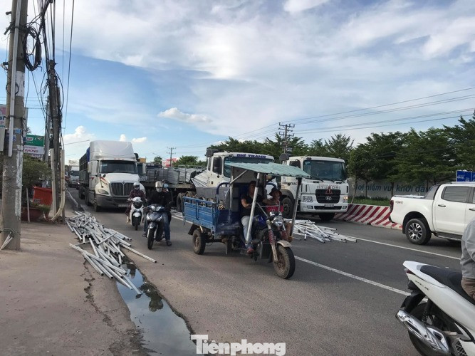 Hàng nghìn thanh sắt lao xuống đường quốc lộ, nhiều người thoát nạn ảnh 1