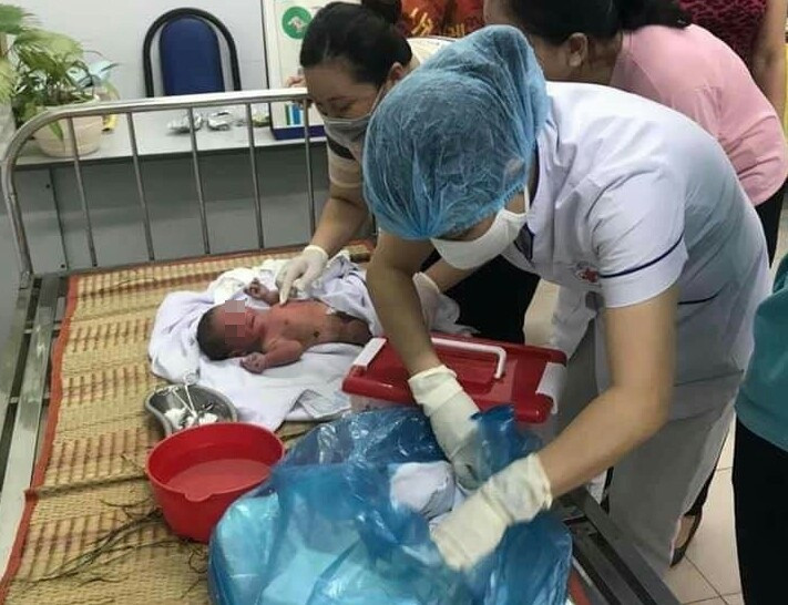 Bé sơ sinh còn dây rốn bị bỏ rơi ngoài ruộng ảnh 1