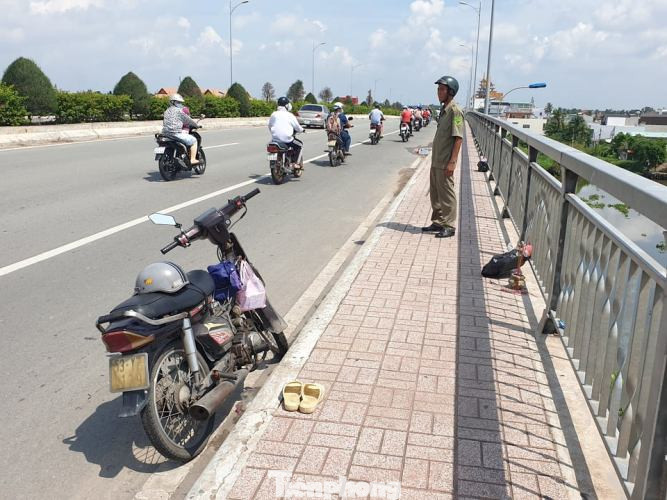 Bị 'giang hồ đòi nợ', người đàn ông nhảy sông Sài Gòn tự tử ảnh 1