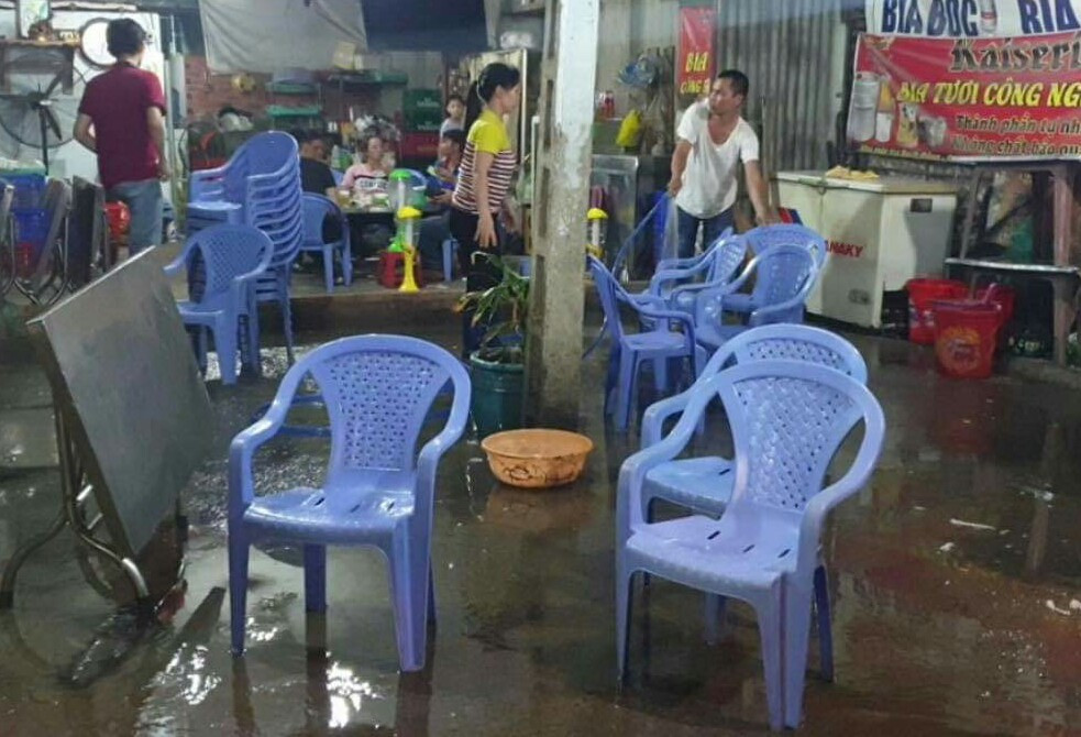 Mang bia đi mời, nam thanh niên bị chém gần đứt lìa hai tay ảnh 1