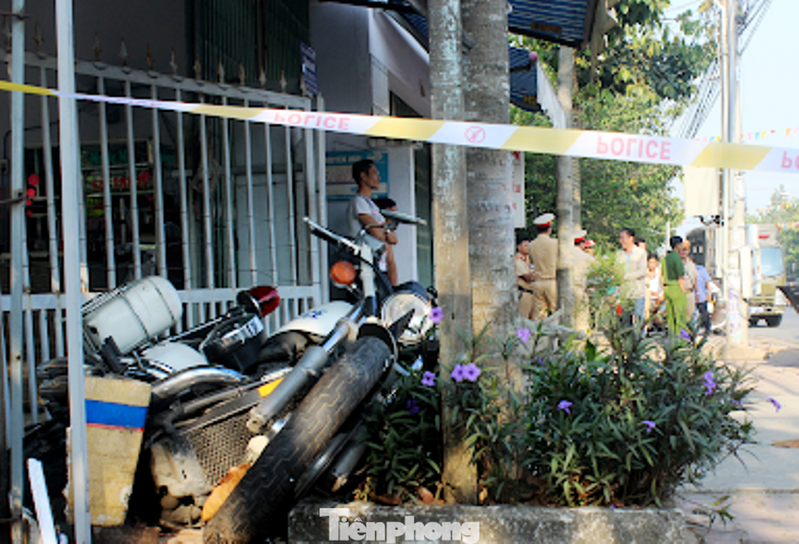 Hai CSGT bị thương khi truy đuổi xe ô tô chở thuốc lá lậu ảnh 2