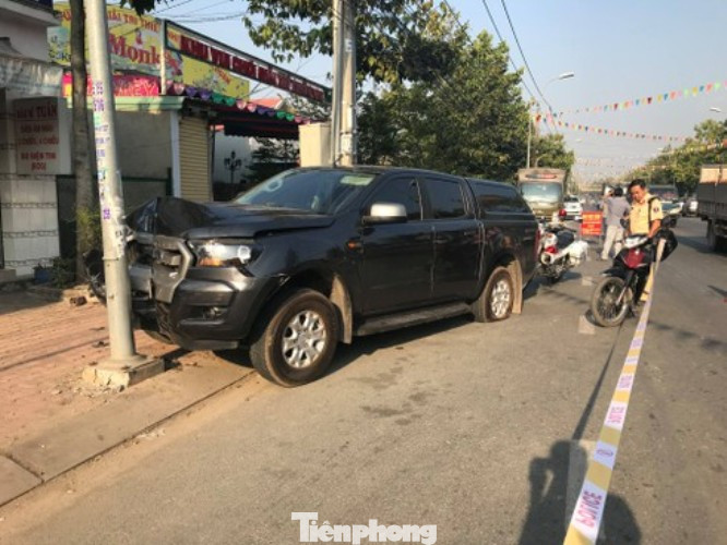 Hai CSGT bị thương khi truy đuổi xe ô tô chở thuốc lá lậu ảnh 1