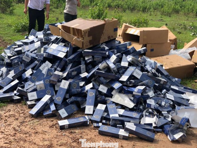 Hai CSGT bị thương khi truy đuổi xe ô tô chở thuốc lá lậu ảnh 3