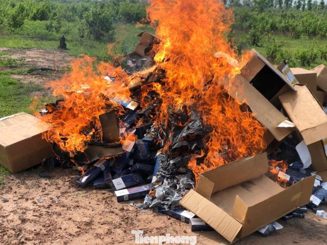 Hai CSGT bị thương khi truy đuổi xe ô tô chở thuốc lá lậu ảnh 4