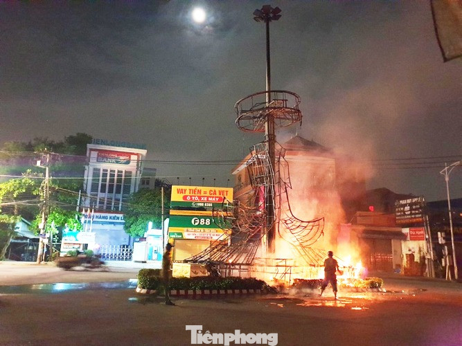 Xe cứu thương bốc cháy dữ dội khiến 7 người bị thương ảnh 3