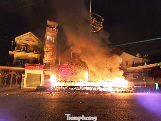 Xe cứu thương bốc cháy dữ dội khiến 7 người bị thương ảnh 2