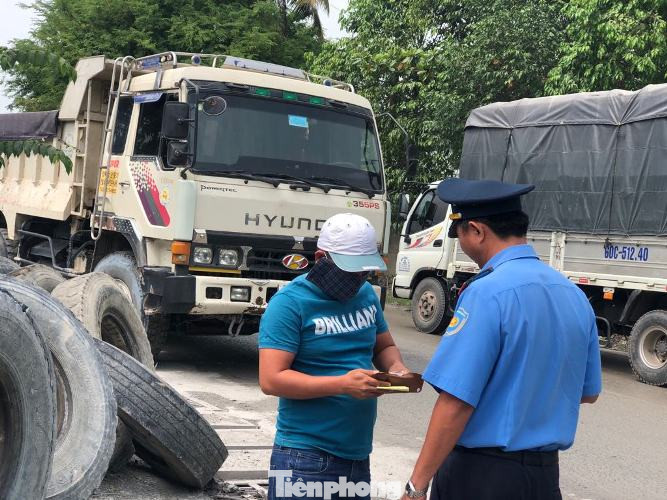 Bình Dương ra quân xử lý xe ben ‘hết đát’ lộng hành phá nát đường ảnh 1