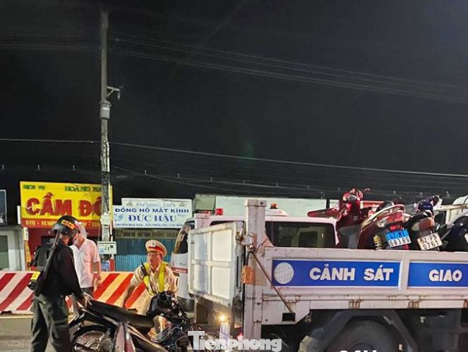 Tông vào đuôi xe cảnh sát giao thông, một người đàn ông tử vong ảnh 2