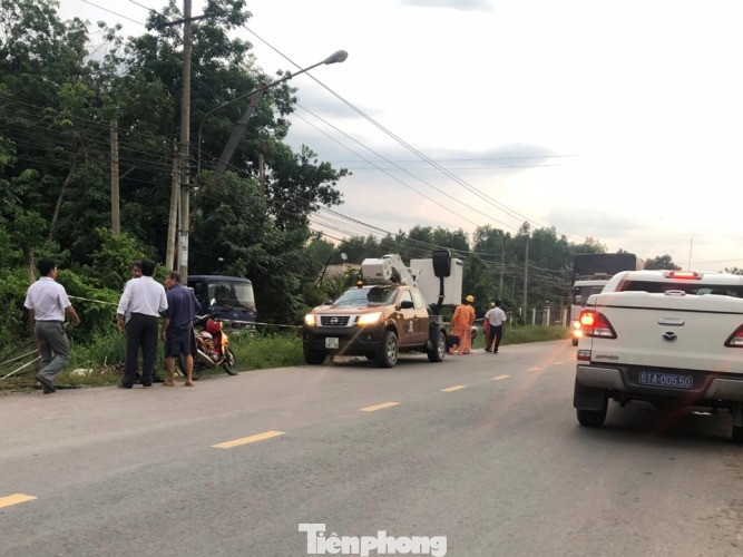 Cần cẩu chạm dây điện khiến hai người thương vong ảnh 1