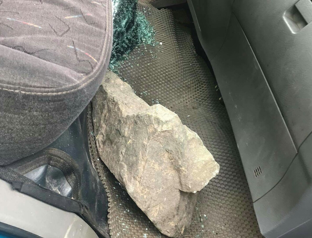 Truy tìm nhóm côn đồ ném đá, tấn công tài xế xe tải nhập viện ảnh 1