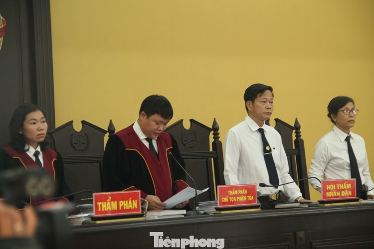 Mẹ của kẻ chủ mưu vụ giết người đúc bê tông được dìu tới tòa ảnh 3