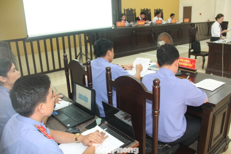 Mẹ của kẻ chủ mưu vụ giết người đúc bê tông được dìu tới tòa ảnh 5