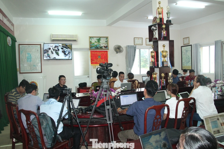 Mẹ của kẻ chủ mưu vụ giết người đúc bê tông được dìu tới tòa ảnh 6