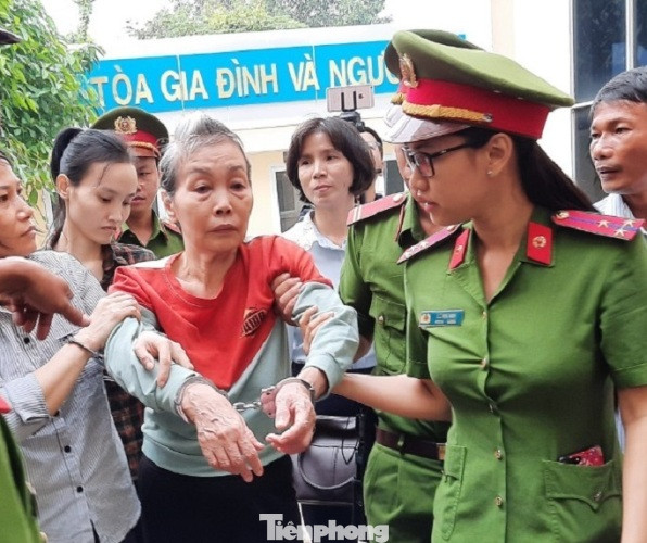 Mẹ của kẻ chủ mưu vụ giết người đúc bê tông được dìu tới tòa ảnh 1