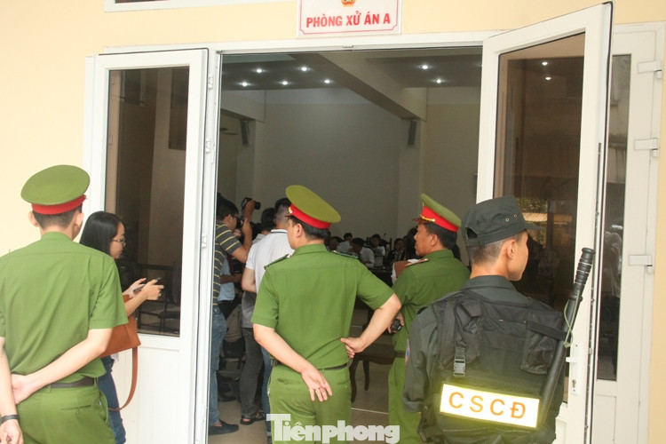 Mẹ của kẻ chủ mưu vụ giết người đúc bê tông được dìu tới tòa ảnh 7