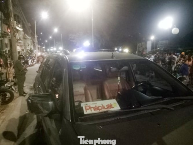 Tài xế cố thủ trong ô tô không giấy tờ, gắn logo báo chí ảnh 2