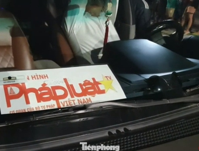 Tài xế cố thủ trong ô tô không giấy tờ, gắn logo báo chí ảnh 1