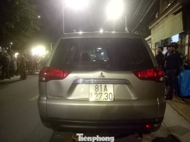 Tài xế cố thủ trong ô tô không giấy tờ, gắn logo báo chí ảnh 5