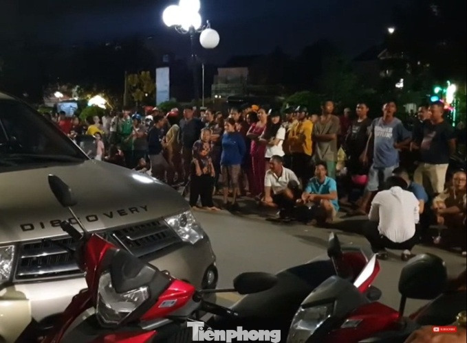 Tài xế cố thủ trong ô tô không giấy tờ, gắn logo báo chí ảnh 4