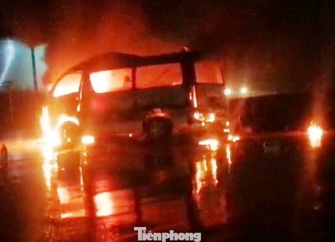 Xe cứu thương bốc cháy dữ dội khiến 7 người bị thương ảnh 1