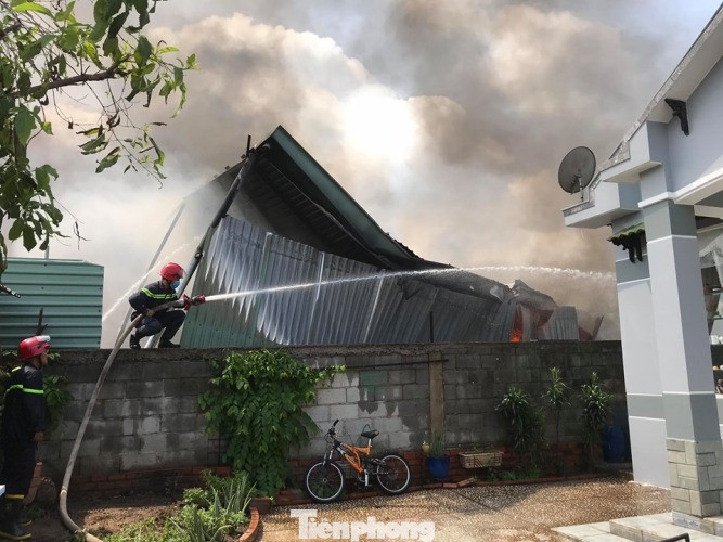 Vựa ve chai phát nổ, cháy dữ dội giữa khu dân cư ở Bình Dương ảnh 2