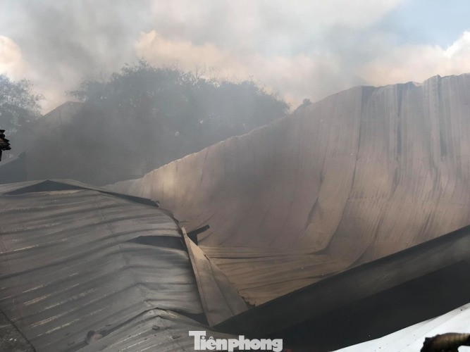 Vựa ve chai phát nổ, cháy dữ dội giữa khu dân cư ở Bình Dương ảnh 4