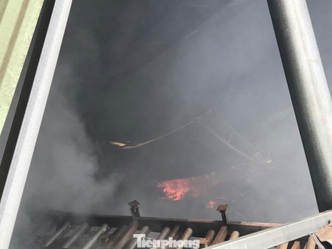 Vựa ve chai phát nổ, cháy dữ dội giữa khu dân cư ở Bình Dương ảnh 3