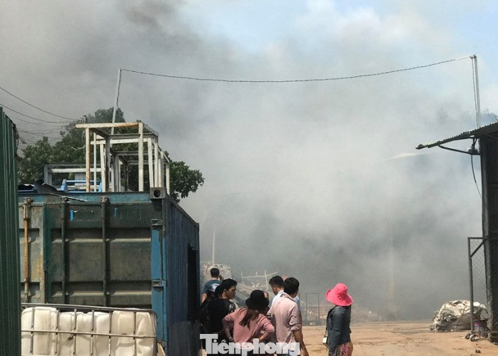 Vựa ve chai phát nổ, cháy dữ dội giữa khu dân cư ở Bình Dương ảnh 1